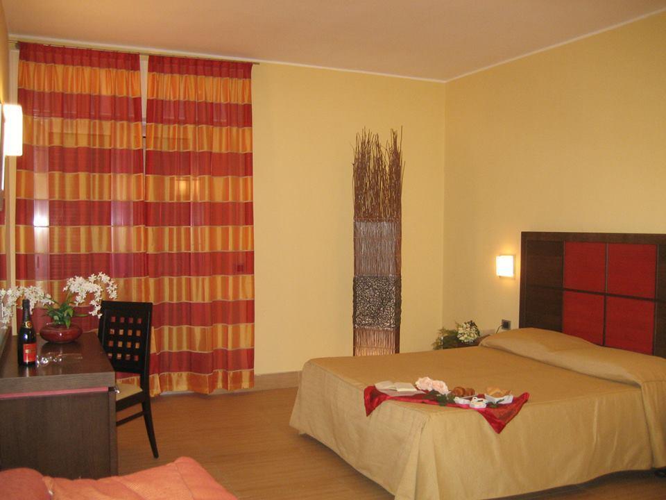 Costa Azzurra Hotel Pulsano Eksteriør billede