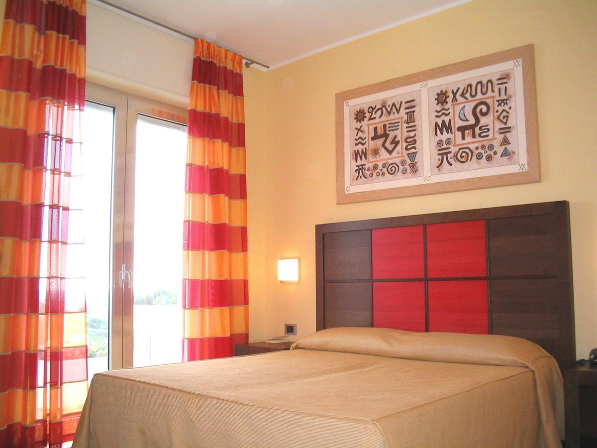 Costa Azzurra Hotel Pulsano Eksteriør billede