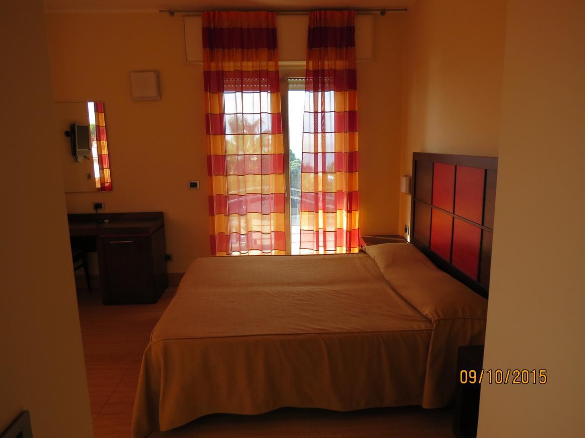 Costa Azzurra Hotel Pulsano Eksteriør billede